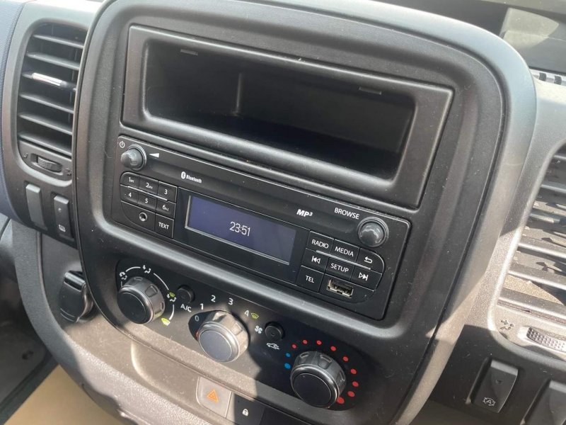 VAUXHALL VIVARO