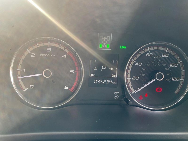 MITSUBISHI L200
