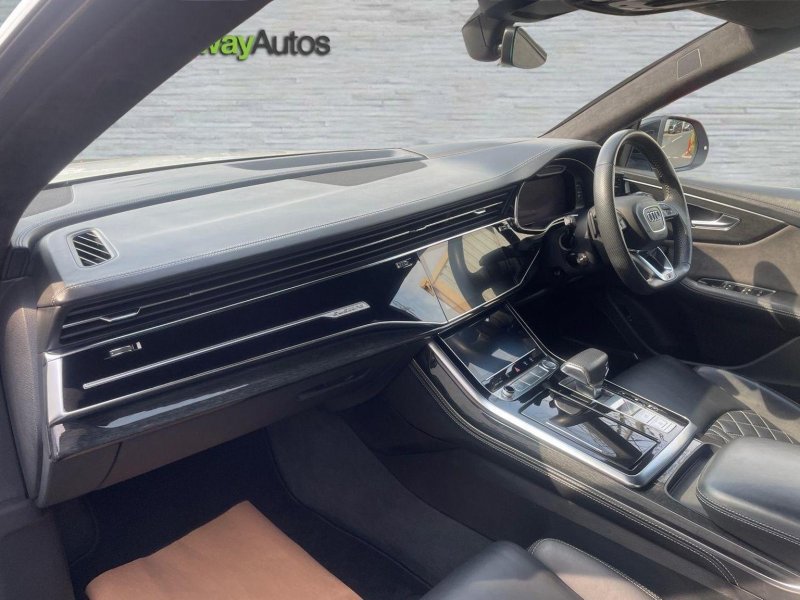 AUDI Q8
